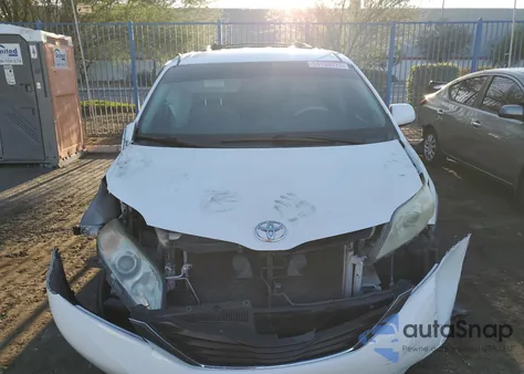 2011 Toyota Sienna Le z USA, uszkodzony, nr VIN 5TDKK3DC8BS117043